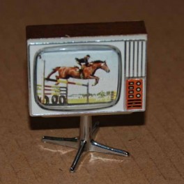 Lundby ArtNr 5195 Färg TV med snurrfot Hästhoppning (mörk)