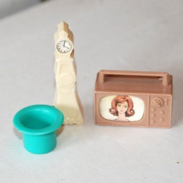 Potta, TV och litet golvur litet, plastic fantastic