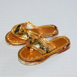 Sandaler till din docka guldiga