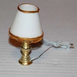 Bordslampa med grövre fot vit skärm