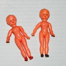 2 plastdockor nakenfisar