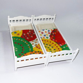 Lundby Säng med guldknoppar rutiga sängkläder