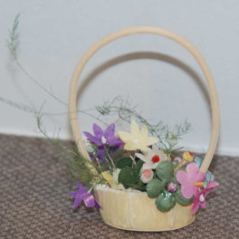 Blomma i korg i ljusa pastell toner
