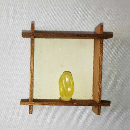 Prylhylla med gul sten