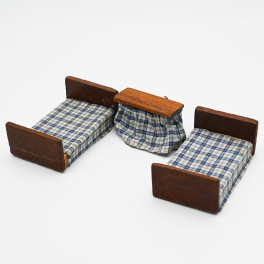 Sovrum 2 sängar och ett sminkbord mindre än Lundby