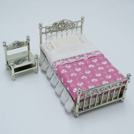 Lundby ArtNr. 7269 Mässingssäng med vitt nattduksbord