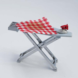 Lundby ArtNr 6613 Strykbräda med strykjärn rött