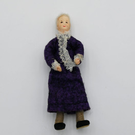 Erna Meyer Granny i lila klänning